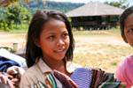 Ritratto di una giovane commessa di Banteay Samre, Cambogia.