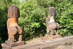Lions scolpiti vista posteriore, Banteay Samre, Cambogia.