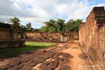 Muri perimetrali e resti della galleria, Banteay Samre, Cambogia.