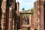 Donne yoni tra le colonne e architrave fronte Banteay Srei, Cambogia.