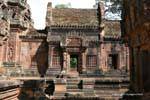 Lato sud-ovest, dietro il santuario principale di Banteay Srei, Cambogia.