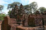Blocchi di arenaria rosa di fronte al santuario centrale, Banteay Srei, Cambogia.