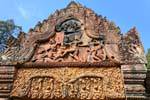 Visualizzazione completa della scena dal Ramayana, gopura I, Banteay Srei, Cambogia.