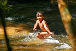 Nuoto Bambino, sito Kbal Spean, Cambogia.