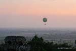 Mongolfiera nel cielo Phnom Bakheng, Cambogia.