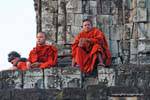 Gli uomini in rosso Phnom Bakheng, Cambogia.