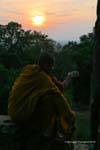 Monaci e tramonto Phnom Bakheng, Cambogia.