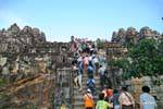 I turisti sulle scale di Phnom Bakheng, Cambogia.