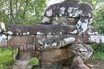 Arenaria sporgenza e gigante di pietra, Victory Gate, Cambogia.