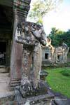 Colossal statua acefala Dvarapala Preah Khan, Cambogia.