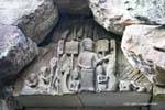 Un'offerta seduto scultura Preah Khan frontone, Cambogia.