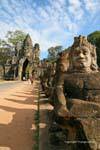 Tour della porta Sud yaksha e nel naga, Angkor Thom, Cambogia.