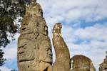 Pila di teste che tengono la coda del serpente favoloso, naga, fossato, Angkor Thom, Cambogia.
