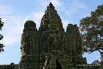 Un'altra vista della porta sud da dentro le mura di Angkor Thom, Cambogia.