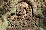 Carved ballerini aggrovigliati frontone frenetici Thommanon, Cambogia.