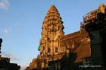 Una delle torri del santuario centrale al tramonto, Angkor Wat, Cambogia.