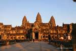 Torri centrali viste dal vialetto del cancello principale, Angkor Wat, Cambogia.