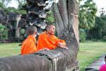 Daydreaming monaci su una rampa naga-off, Angkor Wat, Cambogia.