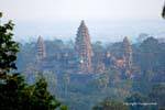 Angkor Wat in vista nebbia dalla cima del Phnom Bakheng, Cambogia.