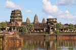 Panorama del Gopuram e il sito da un fossato, Angkor Wat, Cambogia.