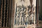 Asparas forza sulla parte esterna di una galleria, Angkor Wat, Cambogia.