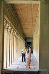Una delle gallerie che circondano il santuario, Angkor Wat, Cambogia.