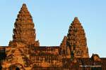 Ultima luce del sole su due giri del santuario, Angkor Wat, Cambogia.
