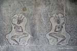 Ballerini in rilievo in nicchie decorate con fregi, Angkor Wat, Cambogia.