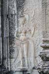 Toccando un apsara topless per portare buona fortuna, Angkor Wat, Cambogia.