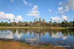 Panoramico di Angkor Wat riflette in uno stagno, Cambogia.