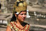 Ragazza in costume Bayon Angkor Thom, Cambogia.