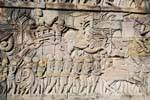 Khmer esercito in marcia Bayon Angkor Thom, Cambogia.