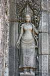 Devata scolpito su un pilastro del gopura orientale Bayon Angkor Thom, Cambogia.