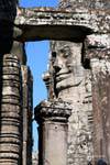Sorriso minerale tra le colonne e architrave, Bayon, Angkor Thom, Cambogia.