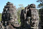 Pietra affronta superando la galleria, Bayon, Angkor Thom, Cambogia.