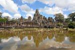 Il Angkor Thom Bayon sito riflessa nello stagno, Cambogia.