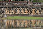 Leoni Atlantide e Garuda in riflessione, Elefanti Terrazza Thom, Cambogia.