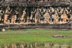 Muro del portico centrale con leoni preparati in Atlantis, Elephant Terrace, Cambogia.
