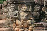 Garuda in posizione di Atlantide nella parete pannelli, elefanti Terrazza, Cambogia.