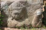 Frammento Scultura su una pietra collocata a terra, Elefanti Terrazza, Cambogia.
