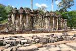 Muro della terrazza superiore ornata elefante con tre teste, Elephant Terrazza, Cambogia.