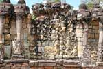 Zoom sul muro della terrazza superiore e sculture, Elefanti terrazza, Cambogia.