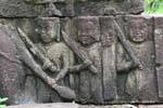 Personaggi sfilano la spada in mano, bassorilievo, Terrazza del Re lebbroso, Angkor Thom, Cambogia.