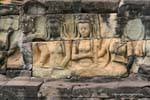 Donne seduti, sollievo ricostituito, Terrazza del Re lebbroso, Angkor Thom, Cambogia.