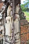 Devatas ripristinati in un angolo della Terrazza del Re lebbroso-Thom, Cambogia.
