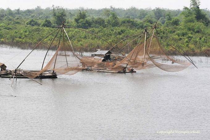 Reti da pesca (passera di mare) sul fiume, Phumi Chlong - Cambogia