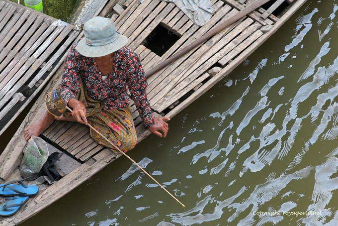 Pesca Donna da una barca, Chlong - Cambogia