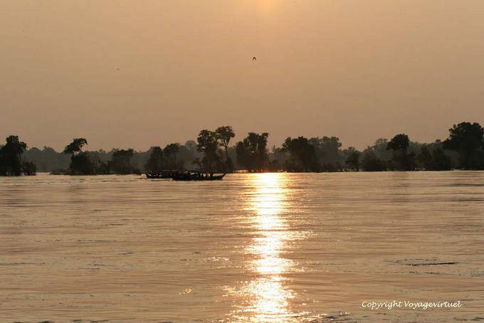 Alla ricerca di delfini sul fiume Mekong Kracheh (Kratie) - Cambogia