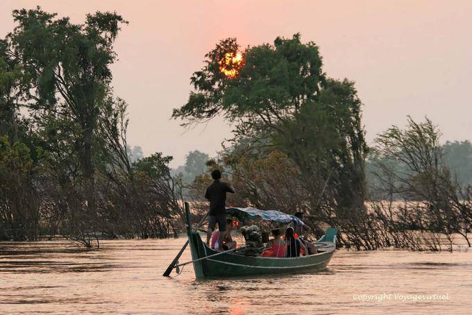 In barca sul fiume Mekong al tramonto, Kracheh (Kratie) - Cambogia