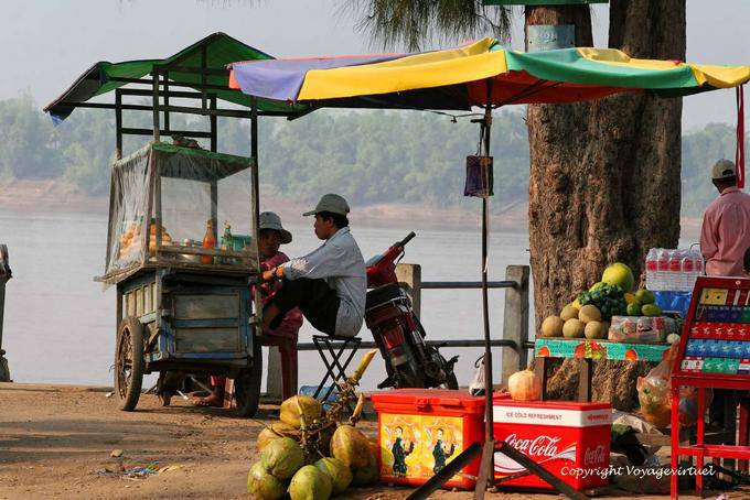 Stallo sul bordo della flauve, Kracheh (Kratie) - Cambogia